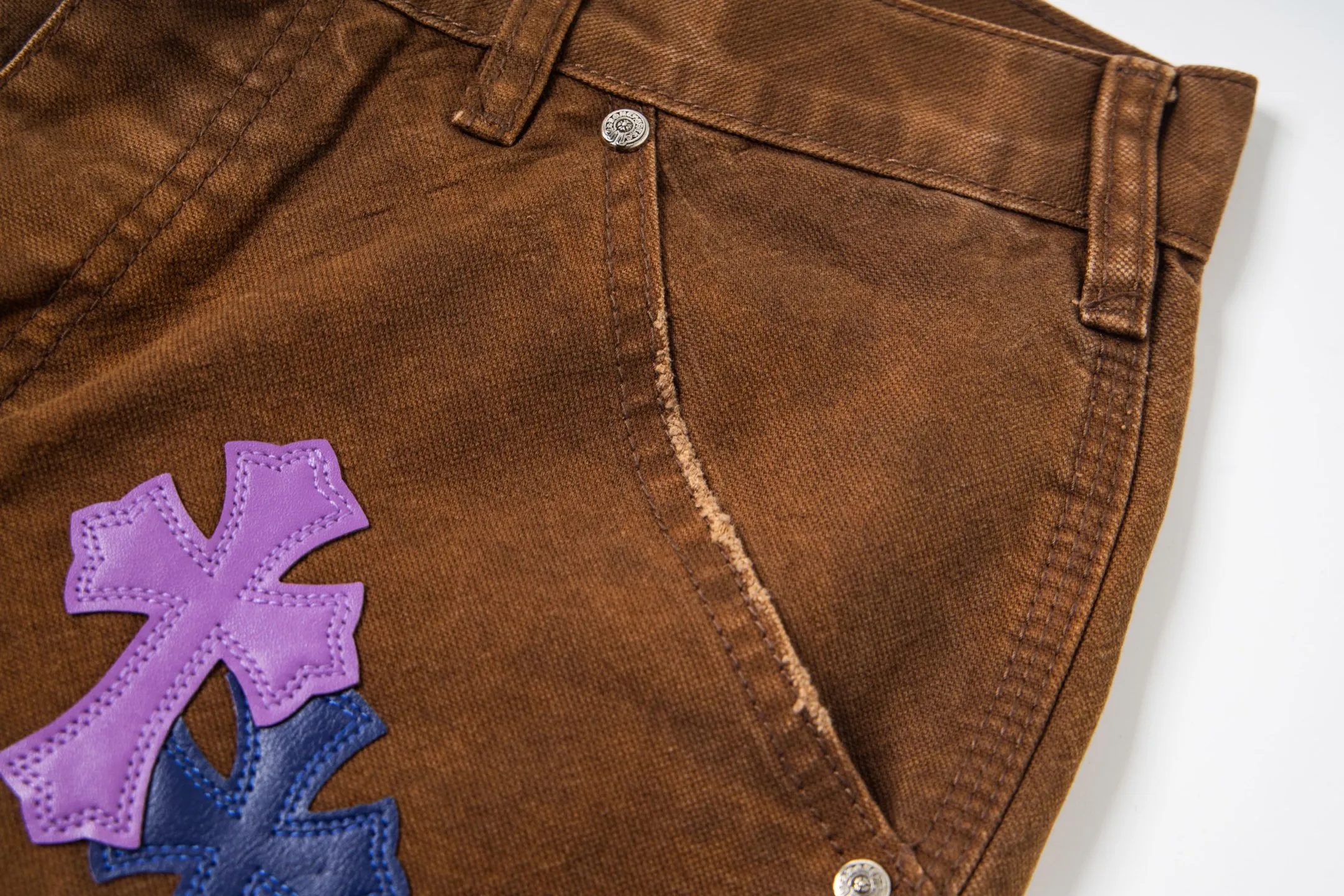P290 Chrome Hearts Chrome Hearts brown logging purple multi-leather jeans Multi-leather standard work jeans pants CH jeans need to be washed and then disassembled and hand-stitched with sheepskin cross leather and then spliced to complete. The whole process is too complicated to explain. About Chrome Hearts This is an extremely luxurious fashion brand that can also be called the nobility of the high street. It has always been an exclusive brand for some hipsters or rich second generations. Compared with ordinary high streets, it is more luxurious and noble. Compared with luxury brands, it has a more fashionable personality. It has always been a brand that I have a special liking for. Style number: 1786# Color: Brown Size: 28 30 32 34 36